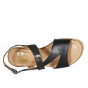 Sandale pour femmes avec courroie et bandes croisée en cuir noir et daim cuivre foncé avec plateforme et talon compensé 7 - Pointures disponibles:  31, 32, 33, 34