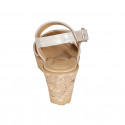 Sandale pour femmes avec courroie et bandes croisée en daim beige et lamè platine avec plateforme et talon compensé 7 - Pointures disponibles:  31, 33
