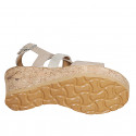 Sandale pour femmes avec courroie et bandes croisée en daim beige et lamè platine avec plateforme et talon compensé 7 - Pointures disponibles:  31, 33