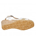 Sandale pour femmes en cuir blanc et tissu platine avec paillets talon compensé 5 - Pointures disponibles:  32, 33, 42, 43, 44, 45