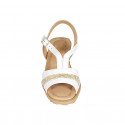 Sandalia para mujer en piel blanca y tela gliterada platinada cuña 5 - Tallas disponibles:  32, 33, 42, 43, 44, 45