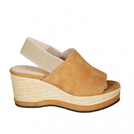 Sandale pour femmes en daim cognac avec goujons, bande elastique et talon compensé 7 - Pointures disponibles: 42, 43, 44, 45