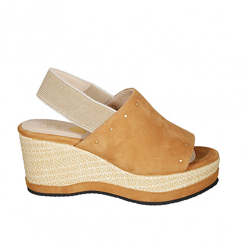 Sandalia para mujer en gamuza color cognac con tachuelas, banda elástica y cuña 7 - Tallas disponibles:  33, 34, 42, 43, 44, 45