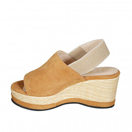 Sandalia para mujer en gamuza color cognac con tachuelas, banda elástica y cuña 7 - Tallas disponibles:  42, 43, 44, 45 2
