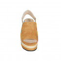 Sandale pour femmes en daim cognac avec goujons, bande elastique et talon compensé 7 - Pointures disponibles:  42, 43, 44, 45