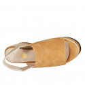 Sandale pour femmes en daim cognac avec goujons, bande elastique et talon compensé 7 - Pointures disponibles:  42, 43, 44, 45