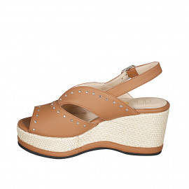 Sandale pour femmes en cuir cognac avec goujons, plateforme et talon compensé 7 - Pointures disponibles:  42, 43, 44 2