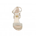 Chaussure ouverte pour femmes en cuir lamé platine avec courroie croisé talon 8 - Pointures disponibles:  32, 33, 34, 43, 44, 45, 46