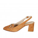 Decolté aperta dietro a punta da donna in camoscio cuoio con accessorio oro tacco 6 - Misure disponibili: 42, 44, 45, 46