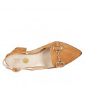 Decolté aperta dietro a punta da donna in camoscio cuoio con accessorio oro tacco 6 - Misure disponibili: 42, 44, 45, 46