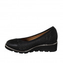 Escarpin pour femmes avec semelle amovible et bout droit en cuir perforé noir talon compensé 4 - Pointures disponibles:  31, 42