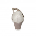 Décolleté da donna con cinturino di velcro e plantare estraibile in camoscio forato beige e stampato platino zeppa 6 - Misure disponibili: 42, 43, 44