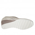 Décolleté da donna con cinturino di velcro e plantare estraibile in camoscio forato beige e stampato platino zeppa 6 - Misure disponibili: 42, 43, 44