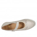 Decolté da donna con cinturino di velcro e plantare estraibile in camoscio forato beige e stampato platino zeppa 6 - Misure disponibili: 31, 33, 42, 43, 44