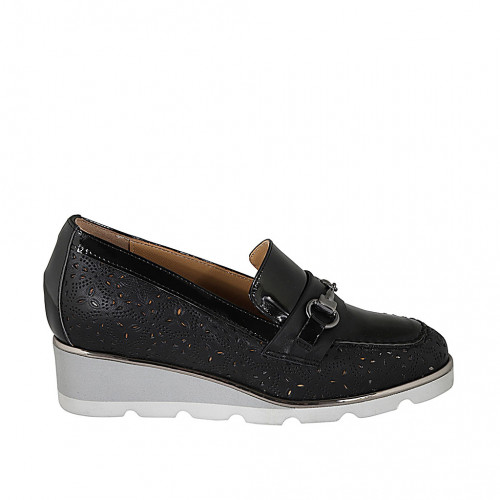 Mocassin pour femmes avec accessoire argent et semelle amovible en cuir perforé noir et cuir verni noir talon compensé 4 - Pointures disponibles:  31, 44, 45