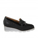 Mocassin pour femmes avec accessoire argent et semelle amovible en cuir perforé noir et cuir verni noir talon compensé 4 - Pointures disponibles:  31, 44, 45
