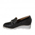 Mocassin pour femmes avec accessoire argent et semelle amovible en cuir perforé noir et cuir verni noir talon compensé 4 - Pointures disponibles:  31, 44, 45