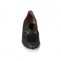 Mocassin pour femmes avec accessoire argent et semelle amovible en cuir perforé noir et cuir verni noir talon compensé 4 - Pointures disponibles:  31, 44, 45