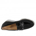 Mocassin pour femmes avec accessoire argent et semelle amovible en cuir perforé noir et cuir verni noir talon compensé 4 - Pointures disponibles:  31, 44, 45
