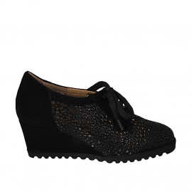 Scarpa stringata con plantare estraibile in camoscio traforato e stampato nero zeppa 6 - Misure disponibili: 44