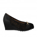 Escarpin pour femmes avec semelle amovible et accesoire d'or en cuir noir et daim perforé noir talon compensé 6 - Pointures disponibles:  31, 32, 34, 42, 44