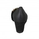 Zapato de salon con plantilla extraibile y accessorio dorado en piel negra y gamuza perforada negra cuña 6 - Tallas disponibles:  31, 32, 34, 42, 44