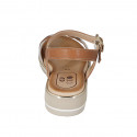 Sandalia con cinturon para mujer en piel cognac y piel beis imprimida platinada cuña 3 - Tallas disponibles:  32, 33, 42, 43, 44, 45, 46