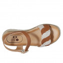 Sandalia con cinturon para mujer en piel cognac y piel beis imprimida platinada cuña 3 - Tallas disponibles:  32, 33, 42, 43, 44, 45, 46