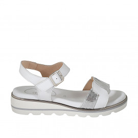 Sandale pour femmes en cuir blanc et imprimé lamé argent avec courroie talon compensé 3 - Pointures disponibles: 32