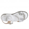 Sandalia con cinturon para mujer en piel blanca y imprimida laminada plateada cuña 3 - Tallas disponibles:  32, 33, 34, 42, 43, 44, 45, 46