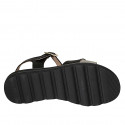 Sandalia con cinturon para mujer en piel negra y imprimida laminada platino cuña 3 - Tallas disponibles:  32, 33