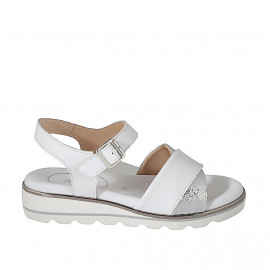 Sandalo da donna in pelle bianca e stampata laminata argento con cinturino e fasce incrociate zeppa 3 - Misure disponibili: 33, 42