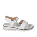 Sandale pour femmes en cuir blanc et imprimé lamé argent avec courroie et bandes croisés talon compensé 3 - Pointures disponibles:  32, 33, 42, 43, 44, 45, 46