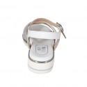 Sandalo da donna in pelle bianca e stampata laminata argento con cinturino e fasce incrociate zeppa 3 - Misure disponibili: 32, 33, 42, 43, 44, 45, 46