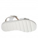 Sandalo da donna in pelle bianca e stampata laminata argento con cinturino e fasce incrociate zeppa 3 - Misure disponibili: 32, 33, 42