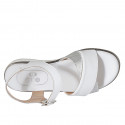 Sandalo da donna in pelle bianca e stampata laminata argento con cinturino e fasce incrociate zeppa 3 - Misure disponibili: 32, 33, 42
