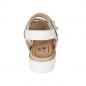 Sandale pour femmes avec fermeture velcro et goujon en cuir blanc et cuir imprimé platine talon compensé 3 - Pointures disponibles:  32, 33, 42, 43, 44, 45