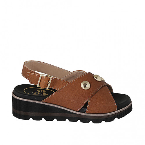 Sandale pour femmes avec goujons en cuir couleur cognac talon compensé 4 - Pointures disponibles:  33, 34, 42, 43, 44, 45, 46