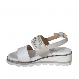Sandale pour femmes avec accessoire en cuir blanc et gris talon compensé 4 - Pointures disponibles:  45, 46 2