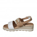 Sandale pour femmes avec accessoire en cuir beige et blanc talon compensé 4 - Pointures disponibles:  45
