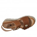 Sandale pour femmes avec fermeture velcro et goujons en cuir cognac talon compensé 4 - Pointures disponibles:  33, 42, 43, 44, 45, 46
