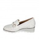 Mocassino da donna con accessorio e plantare estraibile in camoscio bianco stampato argento zeppa 4 - Misure disponibili: 44, 45