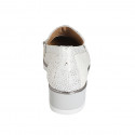 Mocassino da donna con accessorio e plantare estraibile in camoscio bianco stampato argento zeppa 4 - Misure disponibili: 44, 45