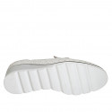 Mocasín para mujer con accesorio y plantilla extraible en gamuza blanca estampada plateada cuña 4 - Tallas disponibles:  31, 44, 45