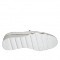 Mocassino da donna con accessorio e plantare estraibile in camoscio bianco stampato argento zeppa 4 - Misure disponibili: 44, 45
