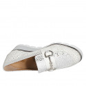 Mocassino da donna con accessorio e plantare estraibile in camoscio bianco stampato argento zeppa 4 - Misure disponibili: 44, 45