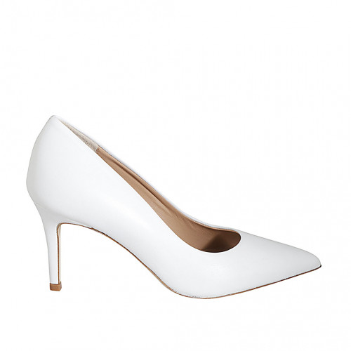 ﻿Woman's pointy pump in white leather...