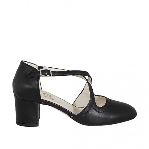 Woman's open shoe with crossed strap...