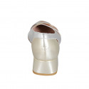 Decolté a punta da donna con aperture laterali in pelle laminata platino, argento e rame tacco 4 - Misure disponibili: 44