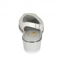 Sandale pour femmes avec coupe basse en cuir blanc et daim imprimé gris talon compensé 5 - Pointures disponibles:  33